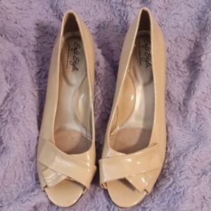 Soft style peep toe cream patent leather pumps size 8.5